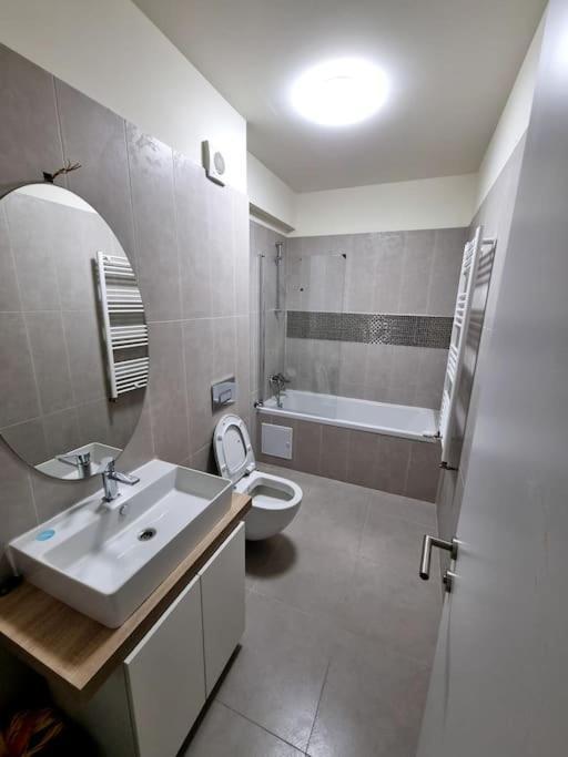 Apartament Cwa 1 Aeroport โอโตเปนี ภายนอก รูปภาพ